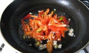 火爆鹅胗肝,另起锅放入油,加入生姜大蒜碎炒香,放入鲜椒段翻炒