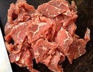 粉蒸牛肉,<a style='color:red;display:inline-block;' href='/shicai/ 216'>牛肉</a>洗净切成2至3毫米厚的片。