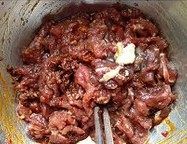 粉蒸牛肉,牛肉片装大盆中，加入所有腌肉料搅拌均匀，腌制半小时。