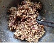粉蒸牛肉,加入蒸肉粉，加少许清水，拌至肉片均匀地裹上粉。