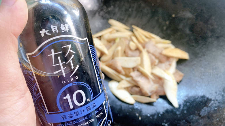 五花肉炒茭白,再加两勺,六月鲜10克轻盐原汁特级酱油