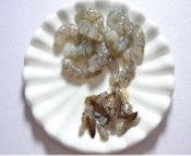 鲜虾酿丝瓜,将鲜虾去壳，剥出净肉后，用牙签挑掉虾线和虾肠，尾巴待用