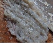 鲜虾酿丝瓜,将处理好的虾斩成细泥