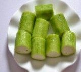 鲜虾酿丝瓜,丝瓜去皮后，切成2.5cm长的段