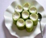 鲜虾酿丝瓜,将丝瓜一端用小勺挖出肉，然后在每个丝瓜墩里抹上一层干淀粉