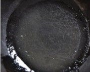 鲜虾酿丝瓜,将丝瓜盘里的水倒入锅里，调入鸡粉、然后加入1汤匙干淀粉和2汤匙水兑成的芡汁，小火烧亮色，淋入香油