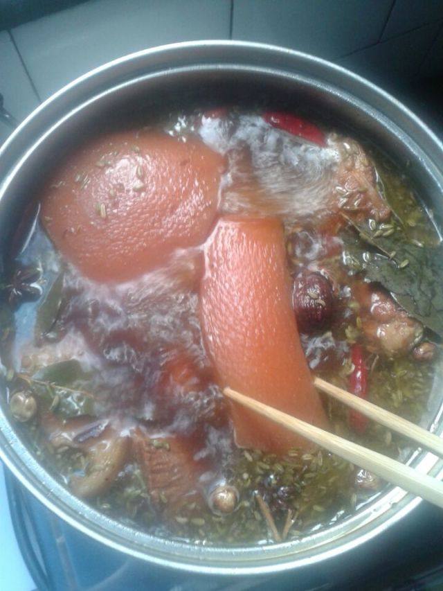 四川卤肉,把肉洗净放入卤水,卤制好就可以了(卤制时间根据个人口味定,可耙则耙,可软则软)