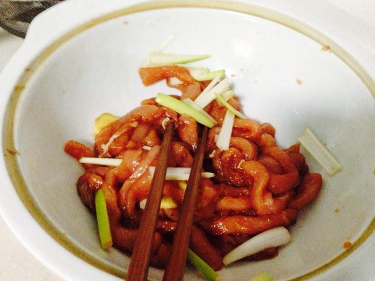 干炸里脊,把切好的肉放进盆里放入<a style='color:red;display:inline-block;' href='/shicai/ 788'>生抽</a>盐，<a style='color:red;display:inline-block;' href='/shicai/ 3250'>葱</a><a style='color:red;display:inline-block;' href='/shicai/ 37'>姜</a><a style='color:red;display:inline-block;' href='/shicai/ 10404'>花椒面</a>腌制40分钟。