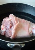 金钩扣肉,猪肘洗净,去除猪毛,入冷水锅煮开,焯烫,去除血沫杂质