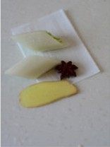金钩扣肉,葱2段,姜1片,八角1只,装入料包
