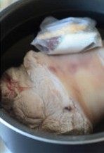 金钩扣肉,将焯烫洗净的猪肘和料包一起放入电压力锅,高压炖煮半小时