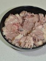 金钩扣肉,取海碗一只,将肉皮的肉皮朝外,贴合碗壁,依次码放。中间的空当可用碎肉填满。