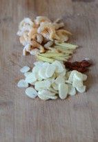 金钩扣肉,海米洗净,去壳,开水浸泡1小时,沥干水分。蒜去皮,拍散切碎。姜片切丝。八角1只,掰碎