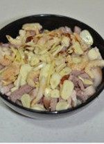 金钩扣肉,将图6中的所有配料混合,铺开在码好的扣肉上面