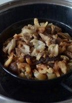 金钩扣肉,依次撒上老抽、盐和花椒粉。蒸锅倒入足量水,将碗放在笼屉上,大火烧开水后,转小火蒸制90分钟