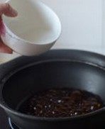金钩扣肉,倒出汤汁,大火烧开。倒入水淀粉,不断搅拌,使汤汁粘稠