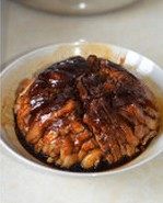 金钩扣肉,将收好的汤汁均匀倒在扣肉表面,即可