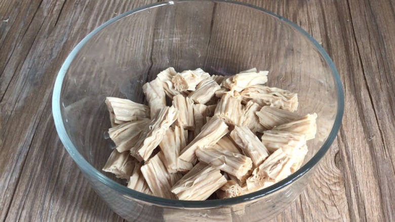腐竹炒虾仁,泡发好的腐竹,洗净沥水备用