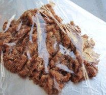 自制猪肉干,把肉泥放在锡纸上,加盖保鲜膜,然后杆成6毫米左右的肉饼。