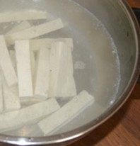 水煮豆腐,大火煮开,改为中火或小火,煮至豆腐表面出现蜂窝就可以了