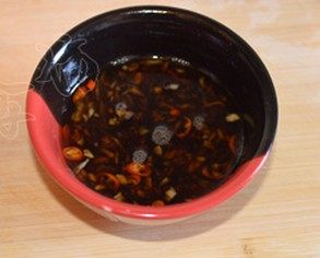 水煮豆腐,蘸汁:剥6瓣蒜捣成蒜泥后,加入没过蒜泥的生抽,再放少许香油即可