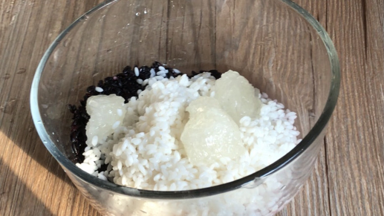 银耳双米粥,把黑米、梗米和<a style='color:red;display:inline-block;' href='/shicai/ 866'>冰糖</a>,洗净沥水备用