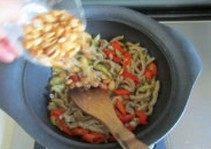 双椒爆鸭肠,出锅前加入花生米翻炒即可