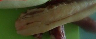 XO酱炒萝卜糕,冬菇去蒂,冬菇和虾米洗净,用清水浸泡,冬菇和虾干泡软后切丁