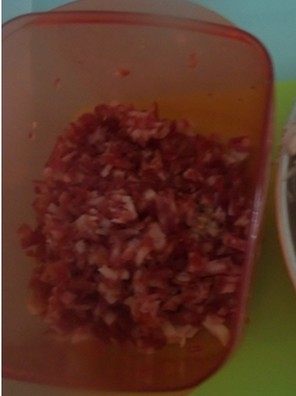 XO酱炒萝卜糕,白萝卜削皮,刨丝,腊肠和腊肉冲洗干净后切丁待用