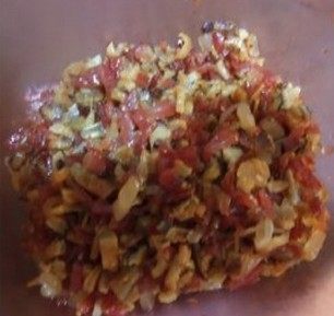 XO酱炒萝卜糕,加入准备好的香菇丁和虾米,炒香,铲起待用