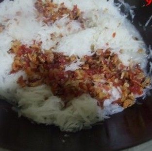 XO酱炒萝卜糕,加入炒香的腊味丁,冬菇丁和虾米,拌匀,关火