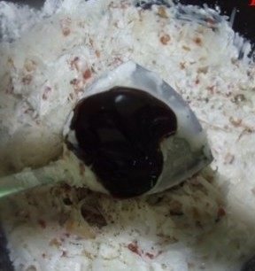 XO酱炒萝卜糕,趁热加入粘米粉,拌匀,放入白胡椒粉,1勺蚝油,拌匀