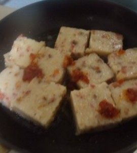 XO酱炒萝卜糕,放入XO酱,轻轻地翻炒萝卜糕,让萝卜糕吸收XO酱的鲜美