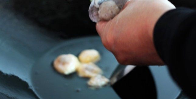 潮汕虾枣,锅里加油6成热,把虾肉泥握一些在左手,右手拿一只汤匙像挤肉丸一样
