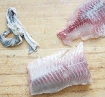 蕃茄鱼柳,将鱼收拾干净后,去除鱼皮