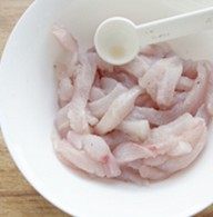 蕃茄鱼柳,放入盐、白胡椒粉、料酒,抓拌均匀,静置10分钟