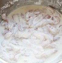 蕃茄鱼柳,放入鱼柳,抓拌均匀