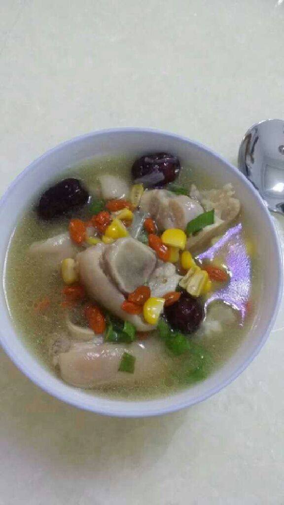 夕夕自创，猪蹄汤。