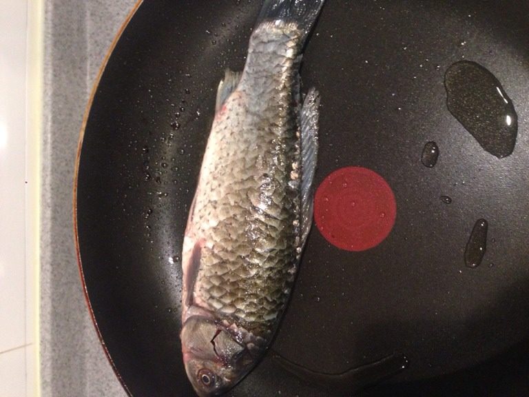 鲫鱼豆腐汤,处理后的鱼下油锅双面煎