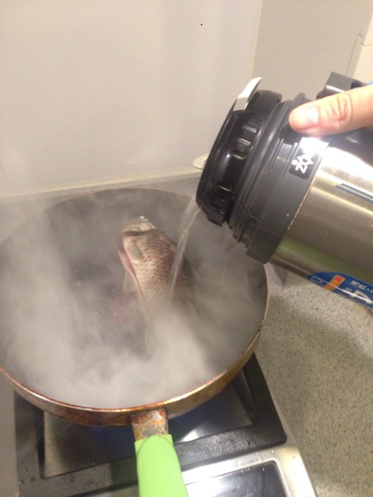 鲫鱼豆腐汤,煎好后加水