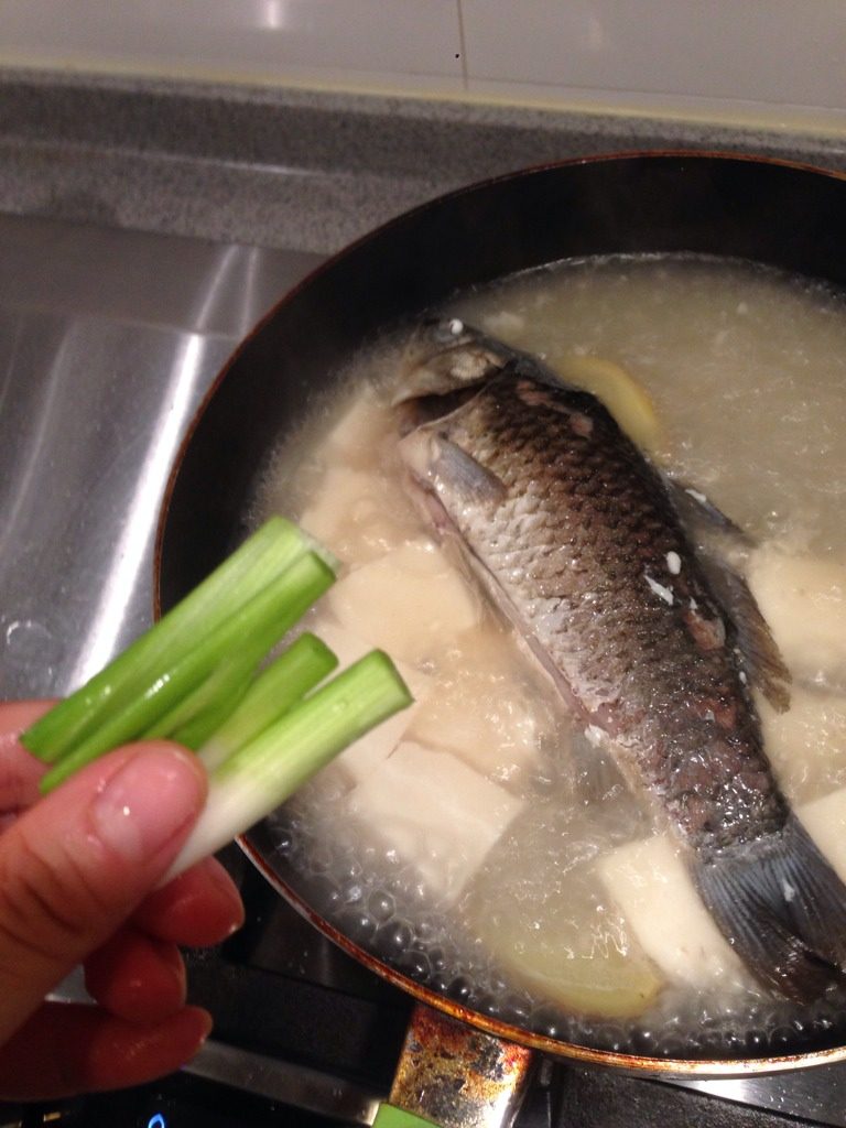 鲫鱼豆腐汤,加入料酒 <a style='color:red;display:inline-block;' href='/shicai/ 37'>姜</a> <a style='color:red;display:inline-block;' href='/shicai/ 3250'>葱</a>段 <a style='color:red;display:inline-block;' href='/shicai/ 465'>豆腐</a>大火煮
