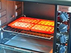 华夫饼 ,将面糊倒入华夫饼模,烤箱上火180度、下火200度预热5、6分钟后,放入模具,烘烤大约20分钟,出炉后倒扣装盘,趁热撒上些干酪丝