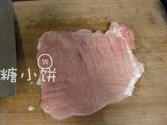 红烧猪排饭,猪腿肉排正反两面用刀背拍扁，让肉质松散
