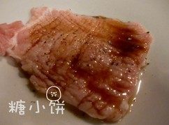 红烧猪排饭,加<a style='color:red;display:inline-block;' href='/shicai/ 692'>酱油</a>，<a style='color:red;display:inline-block;' href='/shicai/ 718'>料酒</a>，葱蒜末和少许现磨<a style='color:red;display:inline-block;' href='/shicai/ 134333'>黑胡椒</a>腌制10分钟