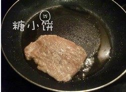 红烧猪排饭,平底锅放少许底油，把猪排煎至两面微黄
