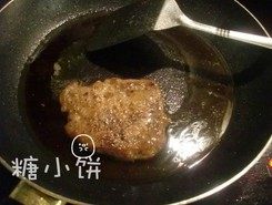 红烧猪排饭,加水，酱油和白砂<a style='color:red;display:inline-block;' href='/shicai/ 10588'>糖</a>烹煮一会儿，最后把汤汁收浓