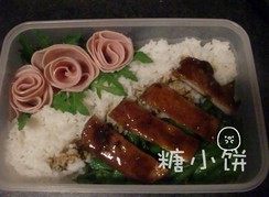 红烧猪排饭,猪排切块以后摆在表面，浇上烧猪排的红烧汁，完成