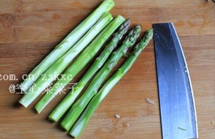 芦笋鸡肉棒,鸡肉切块，芦笋去老皮，切成两段。
