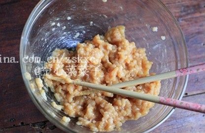 芦笋鸡肉棒,将鸡肉块处理成肉糜，加入调料A拌匀，朝一个方向搅拌上劲。