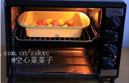 芦笋鸡肉棒,淋少许调料B，送入烤箱中层、上下火、200度、12分钟。